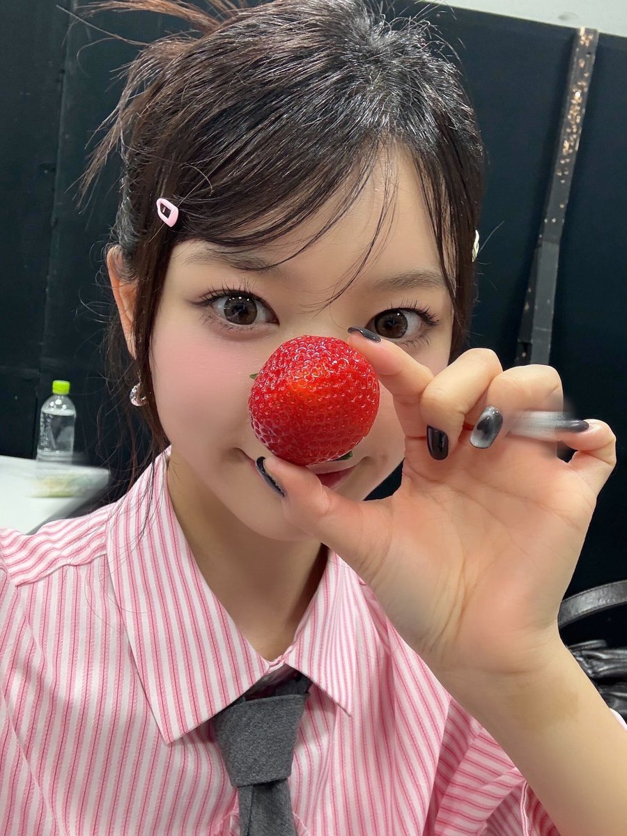 Round-sparkling eyes, pinky stripes, and strawberry nose, band together become a Fairy-Moka! 🍓 does this round and red nose remind you of something?