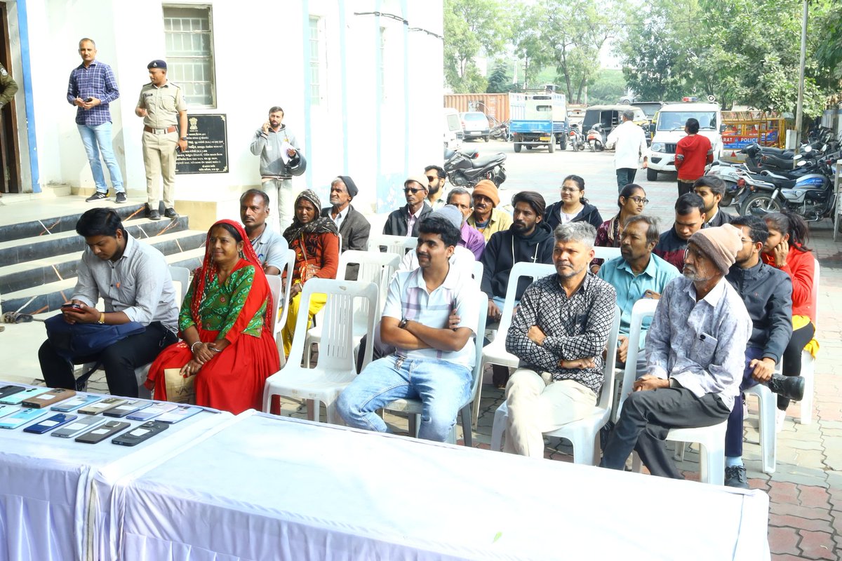 AnjarPolic's tweet photo. અંજાર પોલીસ સ્ટેશન દ્વારા ગુડ ગવર્નસ વીક ઉજવણી કાર્યક્રમ અંતર્ગત તેરા તુજકો અર્પણ કાર્યકમ યોજવામાં આવેલ જેમાં અંજાર પોલીસ સ્ટેશન વિસ્તારમાં ચોરી/ગુમ થયેલ મોબાઈલ ફોન Ceir પોર્ટલના માધ્યમથી શોધી 30 જેટલા અરજદારોનો મોબાઈલ ફોન પરત કરવામાં આવે.@SP_EastKutch 
@dgpgujarat https://t.co/ocPhMD6vjG