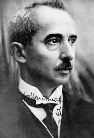 * Lozan açılışında toplantı başkanından sonra İngiliz Lord Curzon, küstahça havalarla gelir bir konuşma yapar.

İnönü de hemen söz ister.
Söz verilmeyince çevik adımlarla kürsüye çıkar.
Herkes susar, kimse engel olamaz.

Lozan ilk gün. Anlatıyor İsmet İnönü. Hem de Türkçe.