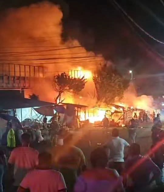 ExtremoADN's tweet photo. #incendio en el Mercado central de #Acapulco. https://t.co/PtWB0wBDWf
