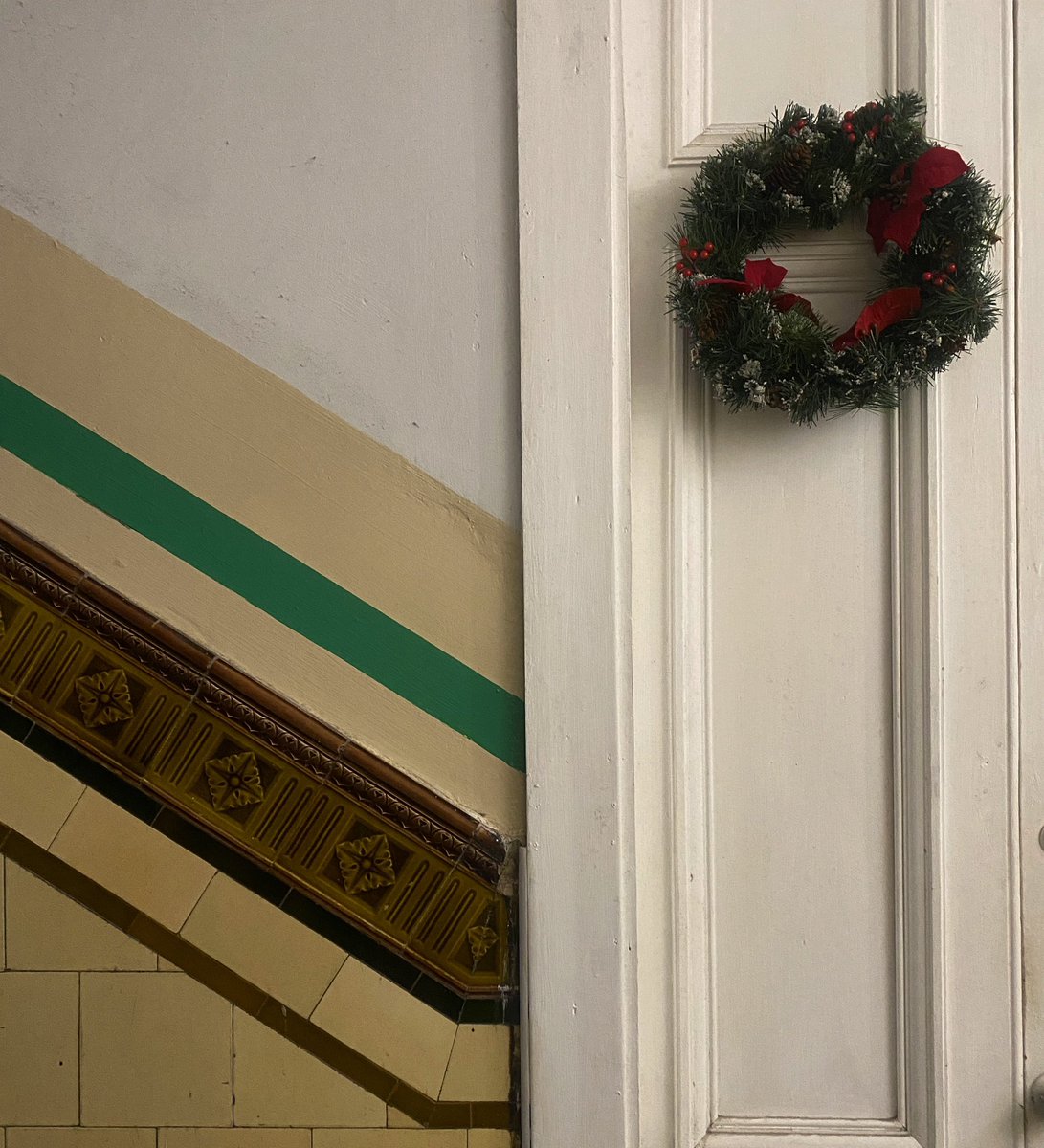Whatever you find yourself doing today, I hope you’re all safe, warm and with people you like. 

Merry Christmas, folks. 

#Glasgow. 
 
#Tenement #tiles #Scotland #Scottish #Archive #architecture #WallyClose  #glasgowphotography #HiddenGlasgow #HiddenScotland
