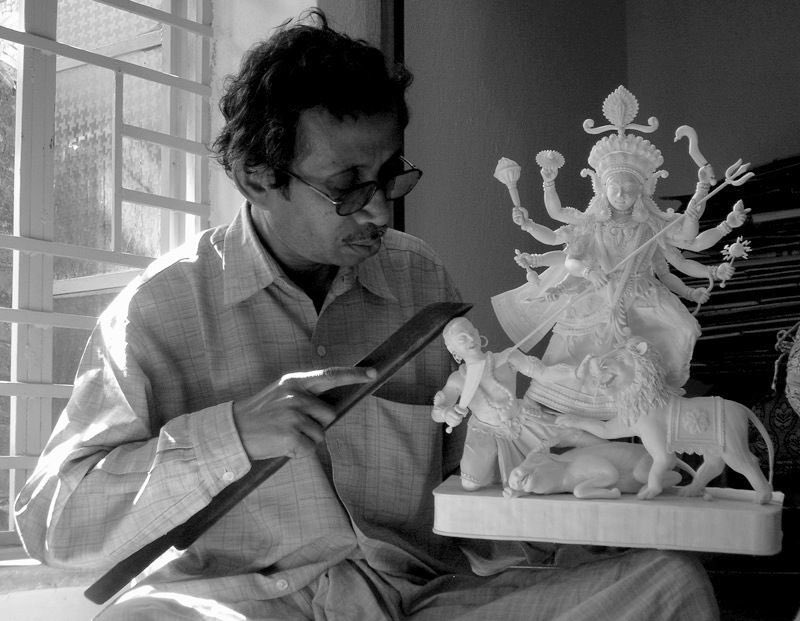 HandForHandmade's tweet photo. Sholapith, a sacred craft integral to Durga Puja celebrations in West Bengal, uses the soft, porous stem of the Shola plant to create delicate ornaments and decorations known as Sholar Saaj. Handcrafted ecofriendly  and sustainable craft by the Malakars of Bengal.
# HFH https://t.co/vNAS68y46V