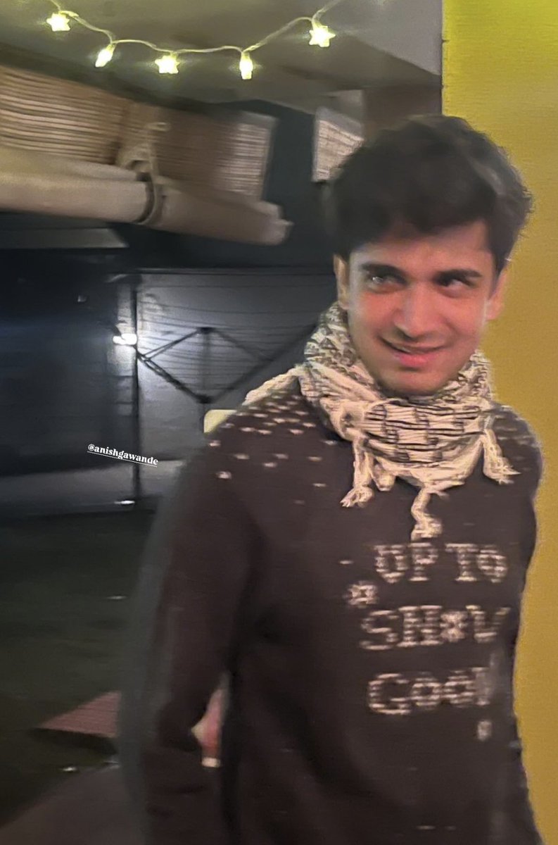 anishgawande's tweet image. #MerryChristmas with this blurry yet lovely photo of my favourite Christmas sweater!

#UpToSnowGood