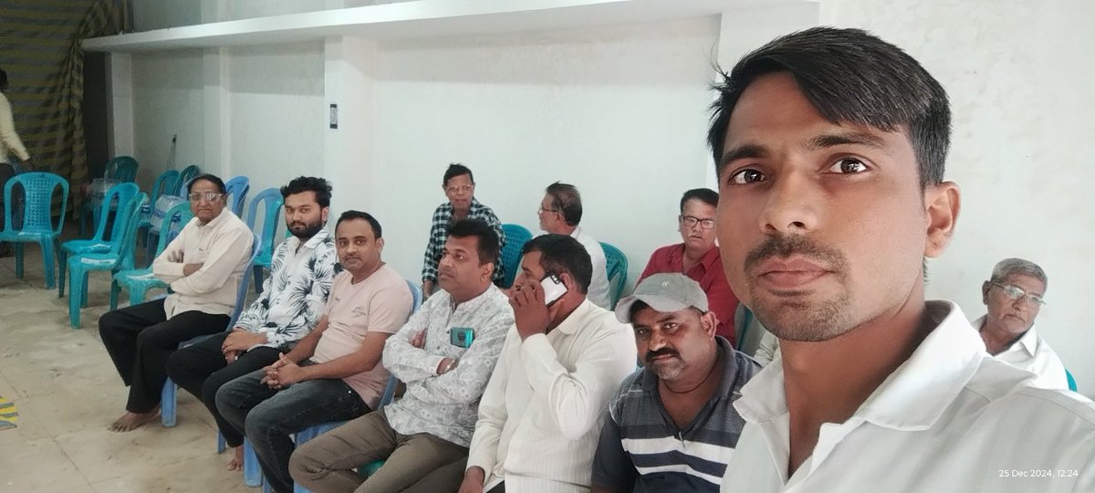 Panchlinge1010's tweet photo. @ThePerilousGirl @bhash Ola experience centre jath, sangli @OlaElectric #savingsWalaScooter #OlaInMyCity https://t.co/yWiCQGYgoo