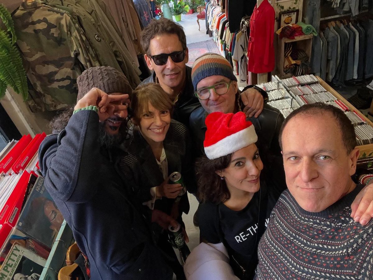 fuensg's tweet photo. ¡Amenas e llevaderas fiestas, amores!✨🎄 https://t.co/Hc4hBSrgYR