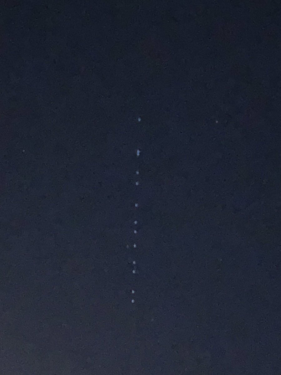 soylasillaculo's tweet photo. Alguien más vio esta fila de luces en el cielo ? https://t.co/tGzNcFiyOn
