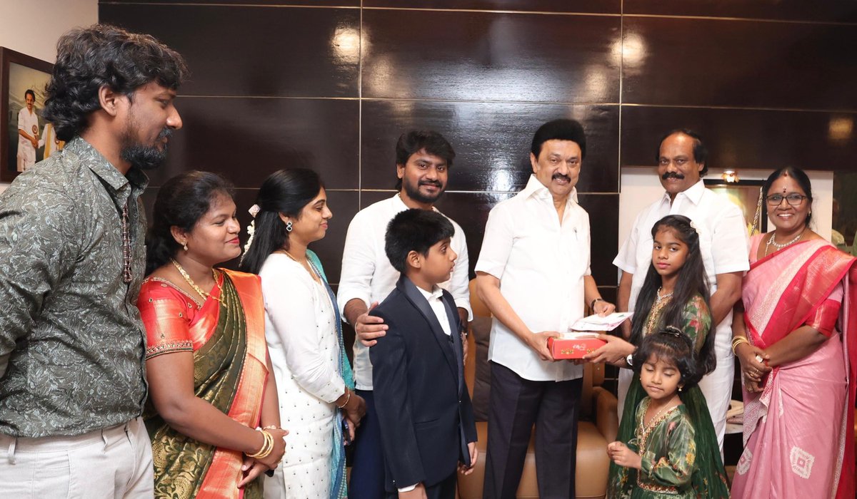 Dindigulleoni (@dindigulleoni) on Twitter photo சமத்துவம்,சமூக நீதிக்காகவும்
தன் போதனைகளை வழங்கிய இயேசு கிறிஸ்துவின் பிறப்பு நாளான இன்று அதே சமூக நீதிக்கான திராவிட மாடல் ஆட்சி நடத்தி வரும் முதல்வர் <a href="/mkstalin/">M.K.Stalin</a>
அவர்களை அவரது இல்லத்தில் குடும்பத்தினரோடு சந்தித்து வாழ்த்துக்களை பெற்றோம்.
<a href="/dmk_youthwing/">DMK Youth Wing</a>
<a href="/DMKITwing/">DMK IT WING</a> சமத்துவம்,சமூக நீதிக்காகவும்
தன் போதனைகளை வழங்கிய இயேசு கிறிஸ்துவின் பிறப்பு நாளான இன்று அதே சமூக நீதிக்கான திராவிட மாடல் ஆட்சி நடத்தி வரும் முதல்வர் <a href="/mkstalin/">M.K.Stalin</a>
அவர்களை அவரது இல்லத்தில் குடும்பத்தினரோடு சந்தித்து வாழ்த்துக்களை பெற்றோம்.
<a href="/dmk_youthwing/">DMK Youth Wing</a>
<a href="/DMKITwing/">DMK IT WING</a>