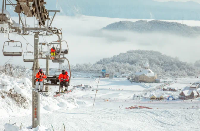 Amazingsichuan's tweet photo. #Xiling Snow #Mountain Ski Field in Dayi County covers an area of over 300,000 square meters and is the closest ski resort to #Chengdu City. With an average winter temperature not lower than -6°C, it is the warmest ski resort in China. https://t.co/ZhcIS6f5kv