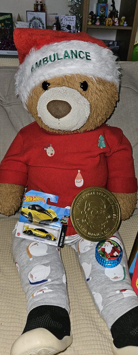 BDMed_Bear's tweet photo. On the 7th day of #BearsChristmasHoliday it's CHRISTMAS DAY AT LAST & OMB.... #SantaClaus has been to my house! Just look at my lovely gifts from #Santa I got such lovely things *grateful ears* #ChristmasDay #festivevibes #FestiveSeason #santahasbeen #gifts #familytime #giving https://t.co/RixubUmiLj