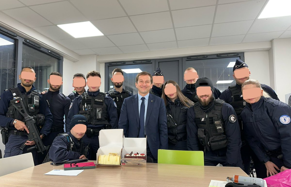 JulienSMATI's tweet photo. 🎅 En cette nuit de Noël, j’ai tenu à remercier les policiers et les pompiers qui nous protègent pendant que nous sommes réunis avec nos proches. Ils méritent notre soutien ✊. Je suis allé à leur rencontre avec quelques attentions et une vraie écoute. 👮🏻🧑‍🚒 https://t.co/iULIzcijzR