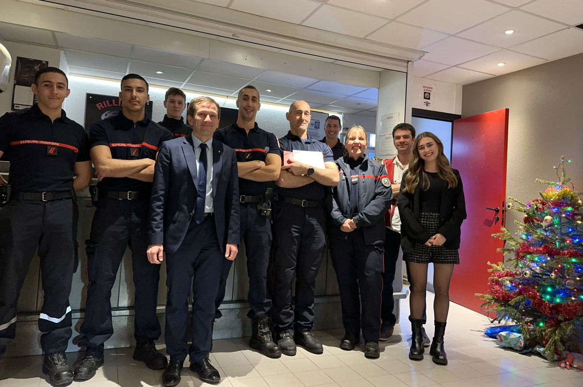 🎅 En cette nuit de Noël, j’ai tenu à remercier les policiers et les pompiers qui nous protègent pendant que nous sommes réunis avec nos proches. Ils méritent notre soutien ✊. Je suis allé à leur rencontre avec quelques attentions et une vraie écoute. 👮🏻🧑‍🚒