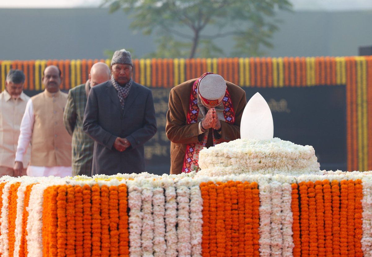 प्रधानमंत्री श्री <a href="/narendramodi/">Narendra Modi</a> ने पूर्व प्रधानमंत्री 'भारत रत्न' श्रद्धेय अटल बिहारी वाजपेयी जी की 100वीं जन्म जयंती पर 'सदैव अटल' स्मारक पर पुष्पांजलि अर्पित की।

#AtalJanmShatabdi