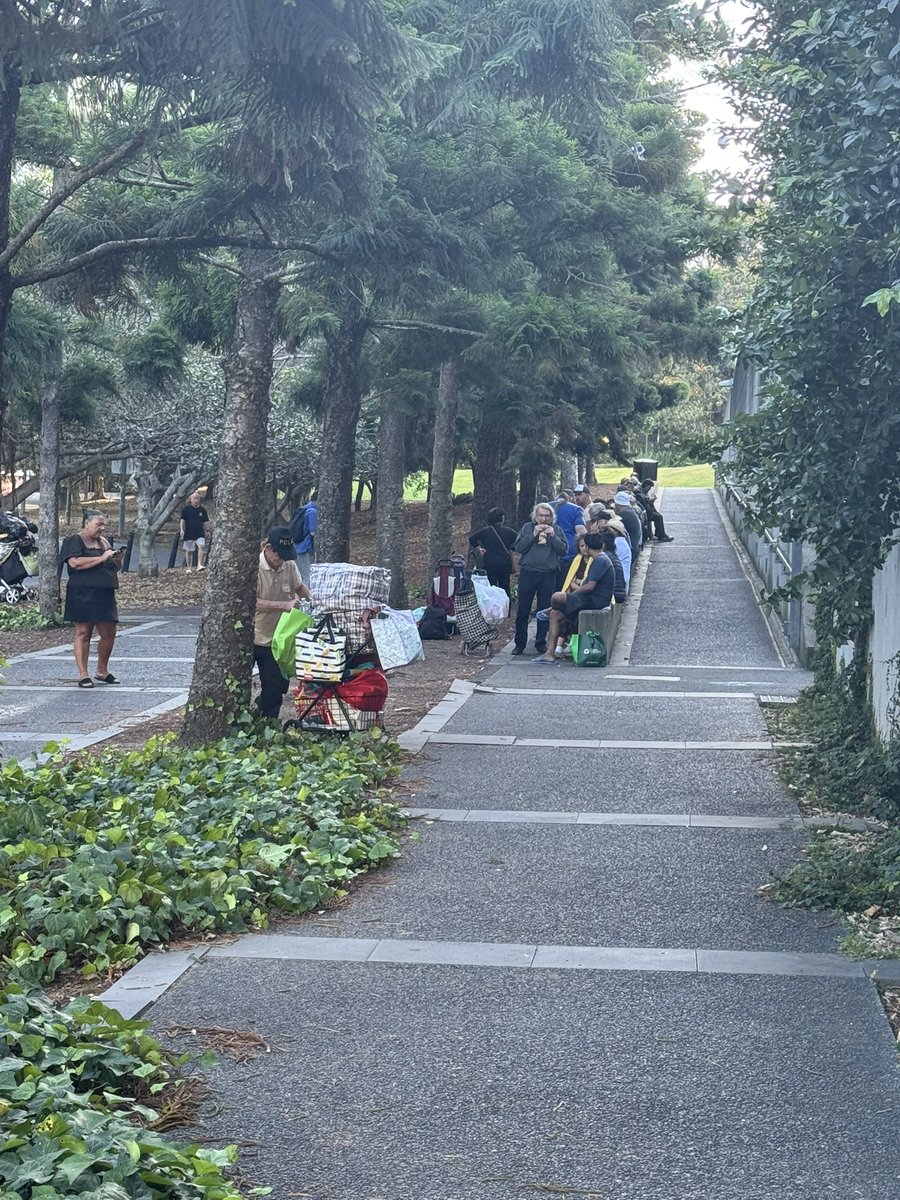 Our Ashfield free hot traditional Christmas lunch is over and people are already lining up here in Woolloomooloo waiting for our Food Van so we can enjoy Christmas celebrations all over again.