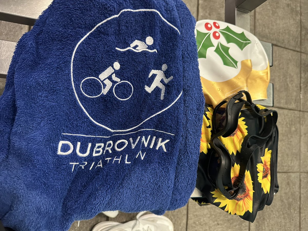 nkl_17's tweet photo. Christmas Day swim done at 6.30am (1950m)- my sister @weez555 is still going (prob 4km)
#Christmas2024
#DubrovnikTriathlon
#HamptonPool
Merry Christmas everyone https://t.co/euRCH9M6Az