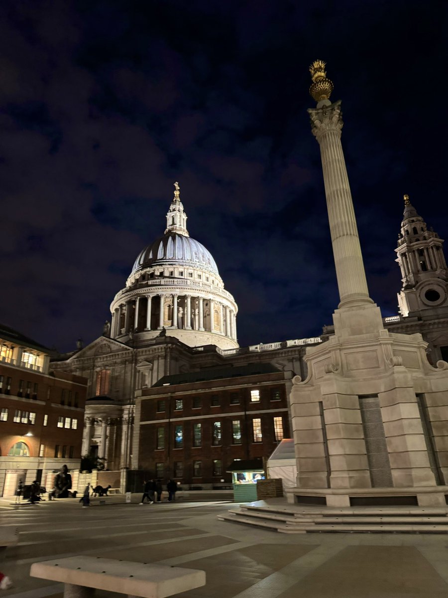 Happy Christmas!
(Paternoster Square, London).