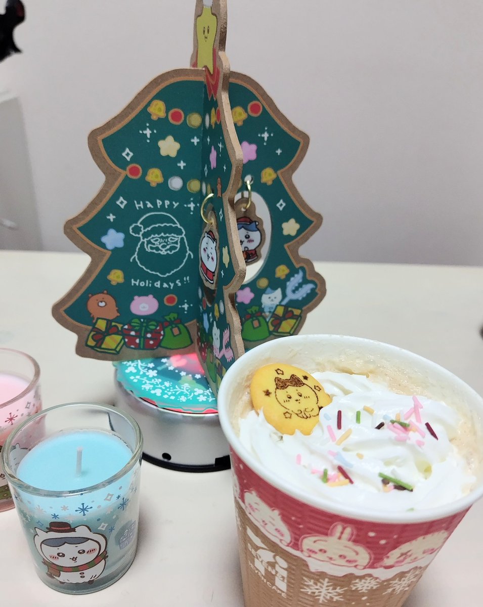 セブンのカフェラテお持ち帰りしておめかし！
あのツリー回転台はマステとカップの蓋カバーでマイルドな光に🌟
#セブンとちいかわのあったまるねきもち