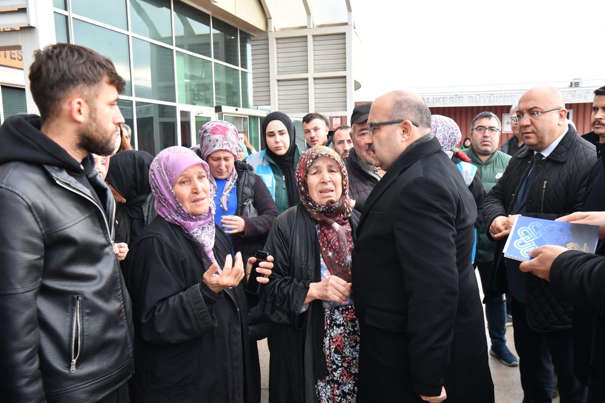 TC_Balikesir's tweet photo. Altıeylül ilçesi Pamukçu Mahallesi mevkiinde 27'si öğrenci, toplam 29 yolcunun bulunduğu okul servis aracının bir tırla çarpışması sonucu çift taraflı meydana gelen trafik kazası ardından olay yerine intikal eden Vali İsmail Ustaoğlu, ilk andan itibaren süreci yakından takip ve koordine etti.

Kazada yaralananların tedavi gördüğü hastaneyi de ziyaret eden Vali Ustaoğlu,  yaralıların durumu hakkında bilgi alarak tüm imkanların seferber edildiğini ifade etti.