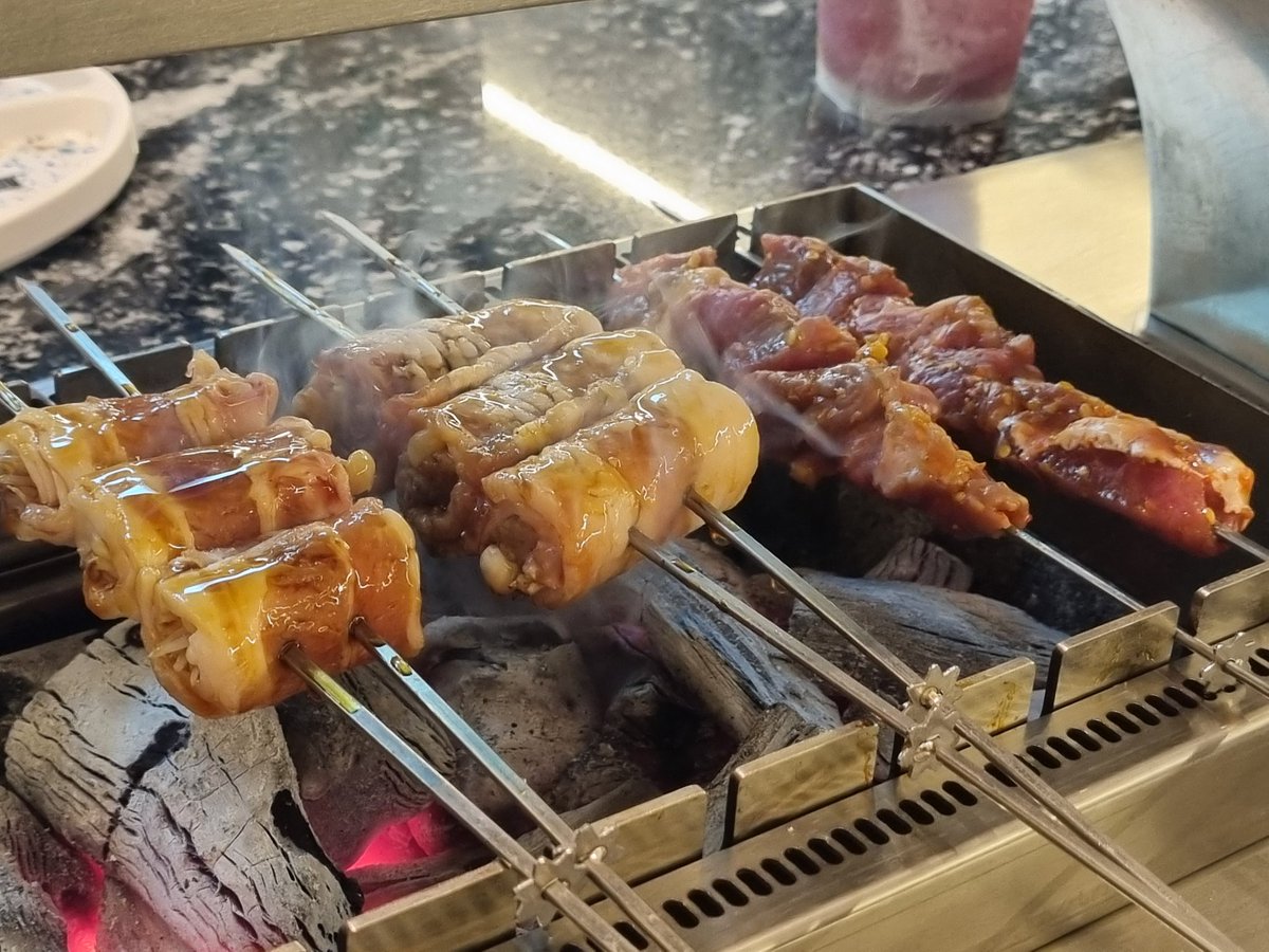 muk_archives's tweet photo. 강뚝도 건대에 들어오다.. 대존맛 삼겹살버섯���이 꼬치는 반드시 먹어야하고, 도가니꼬치도 쫜득매콤 맛도리이니 꼭 드셔보시길.. 향라육슬은 짜니까 공기밥이랑 먹어주기.. 그리고 샤브샤브전골이라는 이름의 미니 꼬치훠궈가 아주 꿀메뉴임 포두부 고기 버섯 완자 깐양?까지 대박알차고 짱맛있음🐷 https://t.co/SqSpLzlkOr