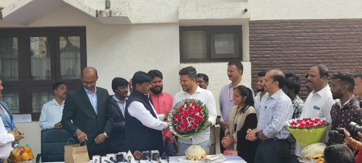 jnvijay07's tweet photo. The happiness and tears in the eyes of the family after meeting their mother is unexplainable,Today we celebrated reunion of mother and children after 23yrs.thank you @CMahadevappa sir @Captain_Mani72 @SWDGoK #bellaryDC . This year is going to end with memorable moments 😊 https://t.co/oVxgh8QF5U
