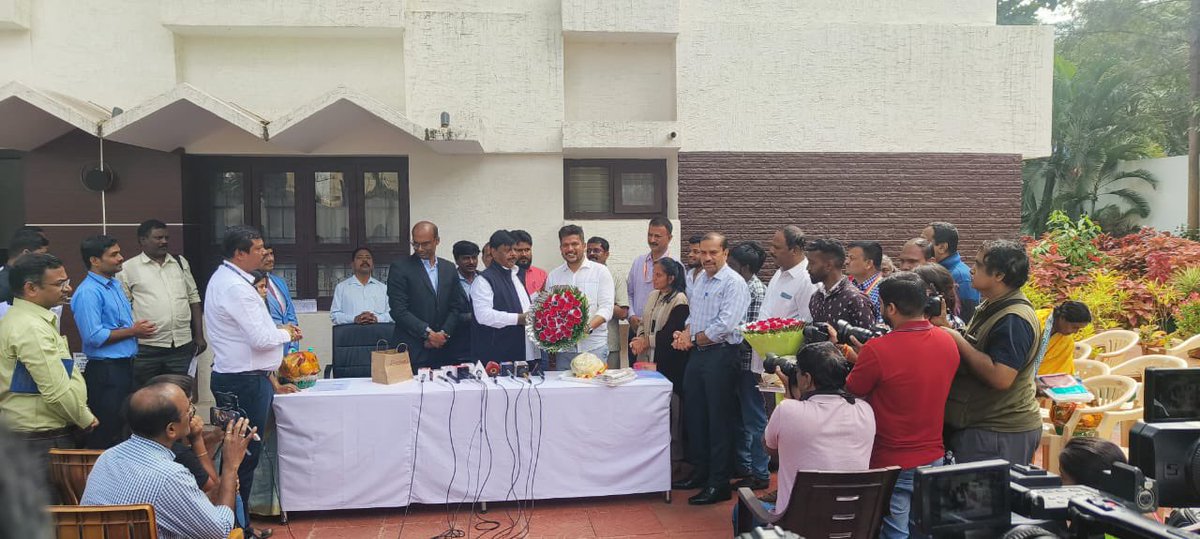 jnvijay07's tweet photo. The happiness and tears in the eyes of the family after meeting their mother is unexplainable,Today we celebrated reunion of mother and children after 23yrs.thank you @CMahadevappa sir @Captain_Mani72 @SWDGoK #bellaryDC . This year is going to end with memorable moments 😊 https://t.co/oVxgh8QF5U