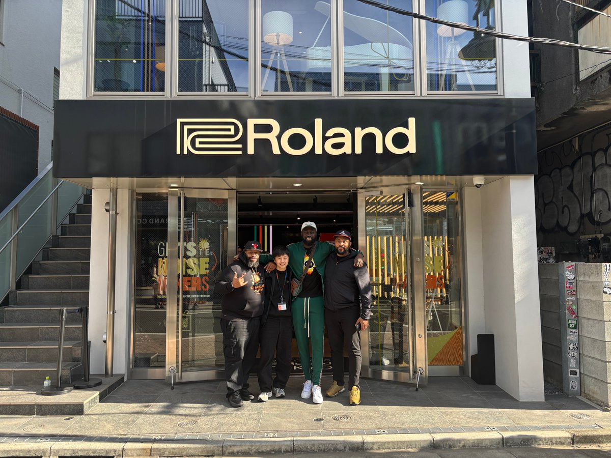 rolandstoretyo's tweet image. #RolandStoreTokyo に素敵なゲストがご来店✨

Charlie Puthさんのバンドメンバー、
キーボーディストのNijiさん( @nijiadeleye )と
ドラマーのAviさん( @atellerwho )が遊びに来てくださいました！🎶

お二人のご来店に心より感謝いたします。
またお会いできる日を楽しみにしております！
#Roland