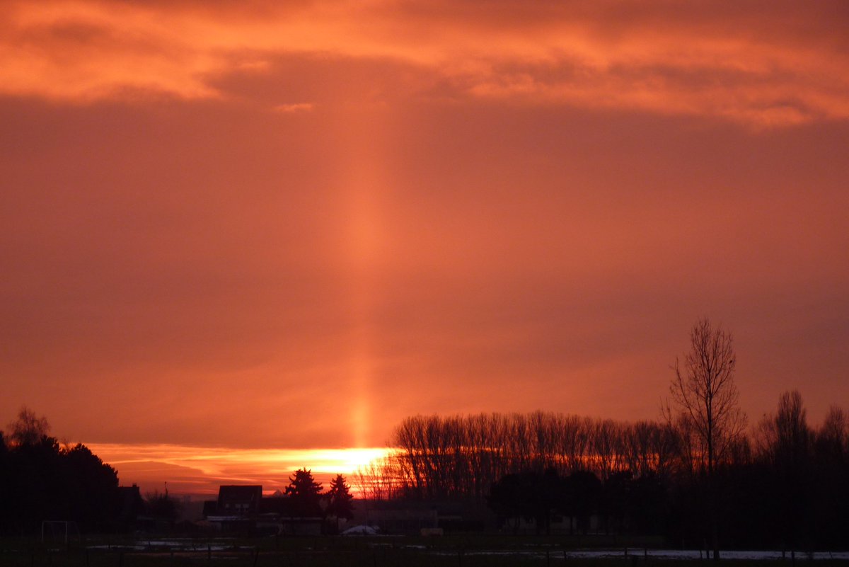 frankdeboosere's tweet photo. Vandaag 25 december 2024 hebben we 53 seconden meer daglicht dan op 21 december.
Ook zonder chronometers, telescopen of computers wisten onze voorouders dat op 25 december de kortste dag al voorbij was.

Dat is misschien wel het echte wonder van Kerstmis: het feest van het licht. https://t.co/2V14GVqsQ0
