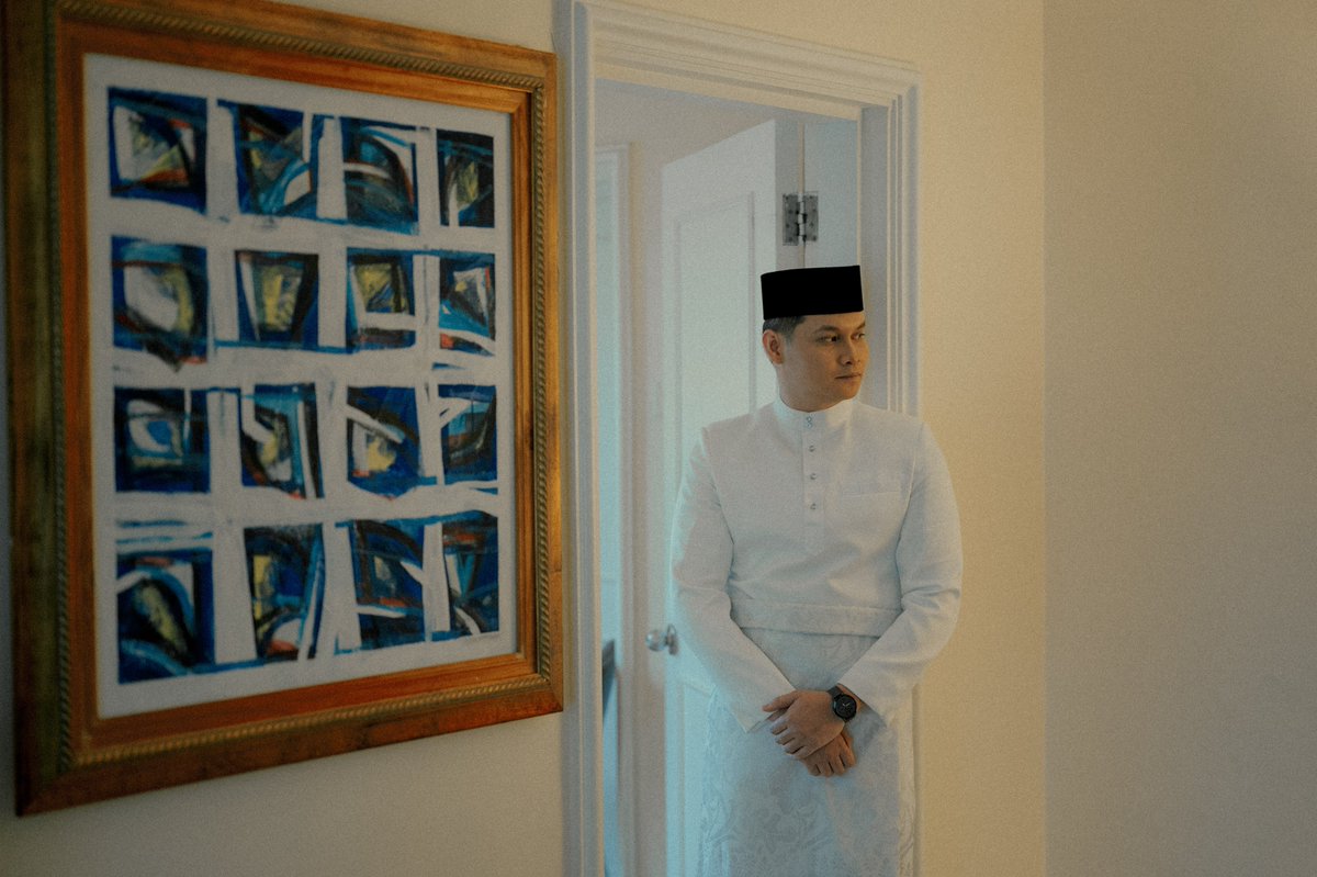 jepandjay's tweet photo. The reason why we love buat baju melayu cutting suit ni. Terletak elok tak pergi mana2 ya fitting dia. Please kalau ada bajet, custom la baju melayu begini untuk wedding. https://t.co/Nf4GjItImT