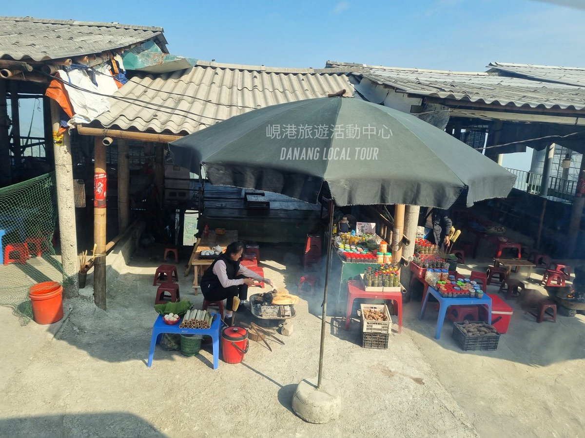 bichly2024's tweet photo. 在📷📷高原的寒冷季節，體驗��特的當地美食和風土人情，是遊客不可錯過的樂趣！
📷 烤玉米、烤肉、竹筒飯飄散著香氣，讓人垂涎欲滴。
📷 寒冷的空氣中伴隨著溫暖的陽光，既清新又令人舒適。
#越南北部
#越南體驗
#峴港旅遊活動中心
#越南旅遊
#phuquoctravel
#vietnamtravel
#越南美食 https://t.co/Xq129QOtAp