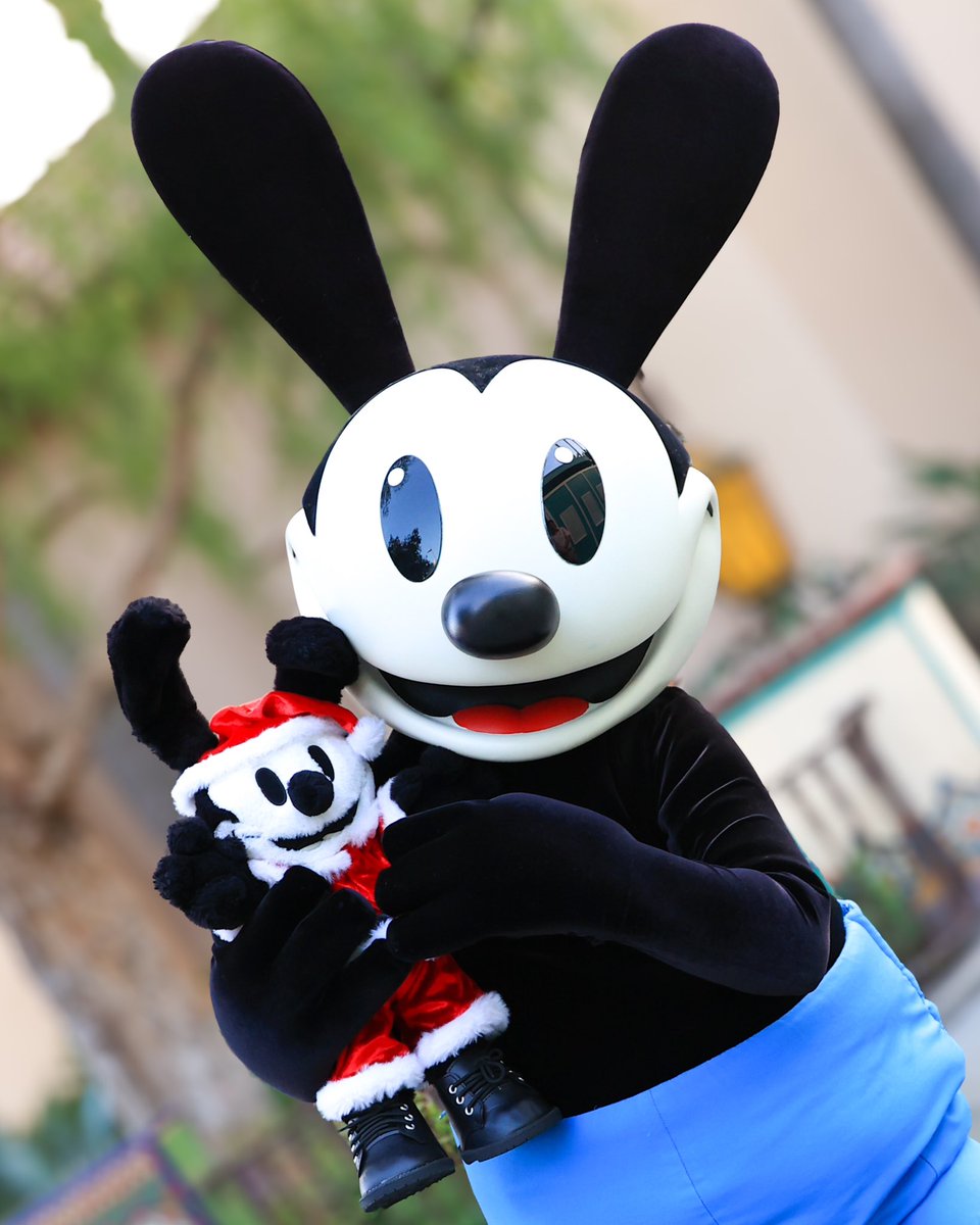 ICTTK's tweet photo. All I want for Christmas is YOU 🐰❗️

#oswald #oswaldtheluckyrabbit #オズワルド #奧斯華 #disneycaliforniaadventure #dca https://t.co/PS3scF52vu