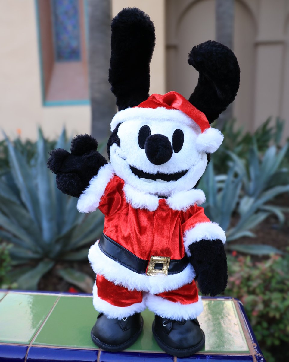 ICTTK's tweet photo. All I want for Christmas is YOU 🐰❗️

#oswald #oswaldtheluckyrabbit #オズワルド #奧斯華 #disneycaliforniaadventure #dca https://t.co/PS3scF52vu