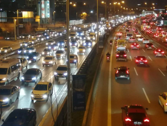 merAcar93049173's tweet photo. Sn @ekrem_imamoglu istanbul trafiğini çözme, rahatlatma gibi bir projeniz varmı?

İŞE GİDİŞ DÖNÜŞLERDE  10 DAKİKALIK YOLU 40-50 DAKİKADA GİDİYORUZ. 
#İBB #UKOME @ekrem_imamoglu https://t.co/l9zhQazkdL
