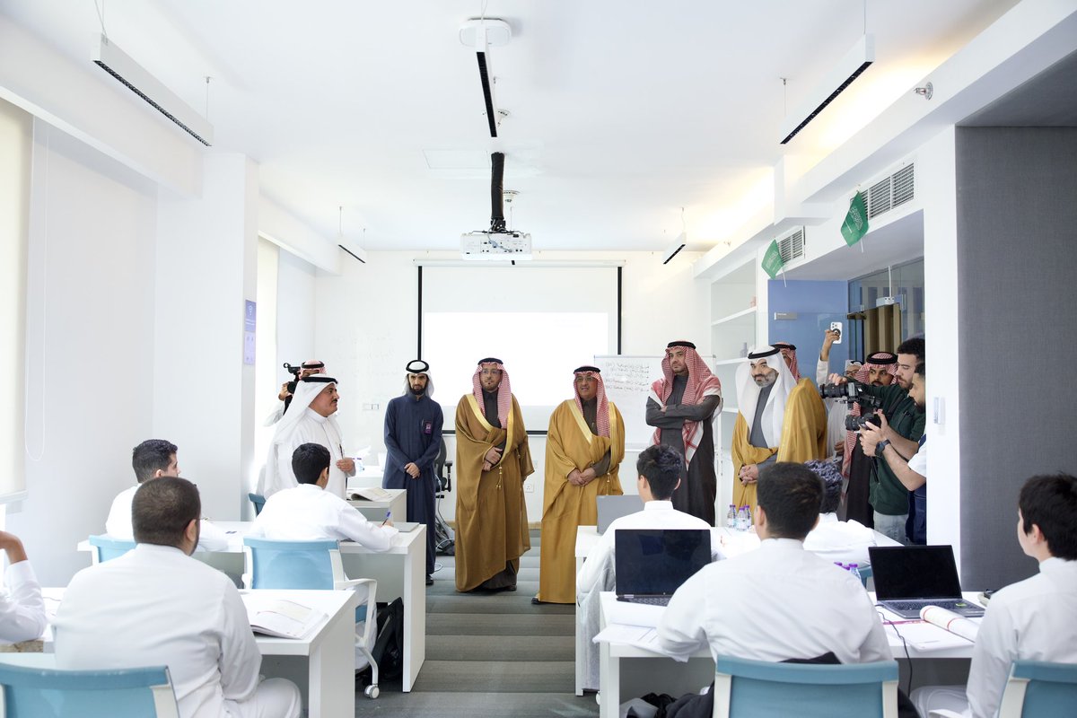 minister_moe_sa's tweet image. شاركتُ أخي معالي @aalswaha تدشين أول مدرسة ثانوية للموهوبين في التقنية بأكاديمية طويق؛ لتكون رائدةً في تمكين الجيل القادم لقيادة الحضارة الرقمية، وصقل مهارات أبنائنا وبناتنا، وتعزيز قدراتهم، وتأهيلهم لتطوير المشاريع النوعية والأبحاث العلمية.. نحو مستقبل تقني منافس لأجيالنا.
