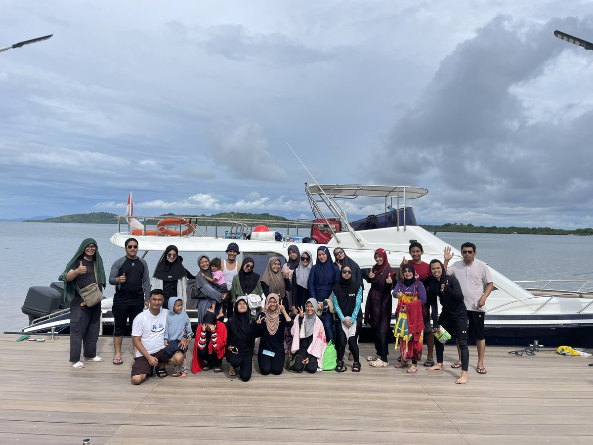 Setelah banyak penyuluhan dan belajar, kita liburan dulu. Keluarga Besar Manajemen KORASA, Tutor Bimbel KORASA dan Pengurus Inti KORASA EduTrip. Terimakasih Abah dan Umi untuk makin semangat berbagi hal positif kepada anak- anak lainnya semester depan🫶🏻🩵 <a href="/Fahrihamzah/">#AyoMoveOn2024</a>