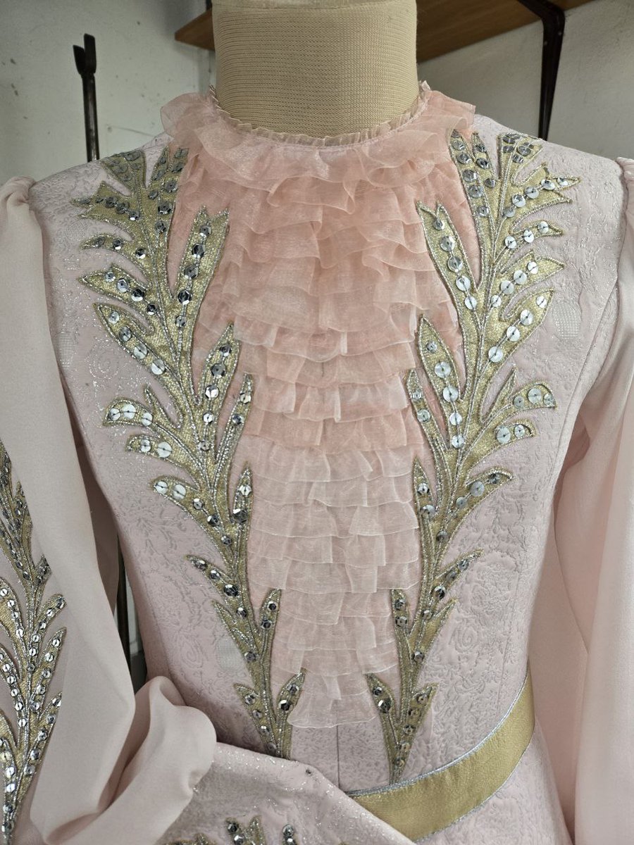 tail_tailor_cut's tweet photo. Это мой самый любимый заказ! С таким кайфом ещё никогда не шила.
Колеты для учеников Вагановского училища.
Последнее фото - балет "Щелкунчик" на сцене Кремлëвского дворца. https://t.co/0muxZ3aGfL