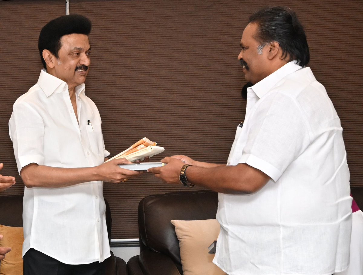 FernandasRaja's tweet photo. கிறிஸ்துமஸ் திருநாளையொட்டி மாண்புமிகு முதலமைச்சர் திரு. 
@mkstalin அவர்களை TAMCO தலைவர் திரு. பெர்னான்டஸ் ரத்தின ராஜா, அவர்கள் நேரில் சந்தித்து கிறிஸ்துமஸ் வாழ்த்துகள் தெரிவித்தப் பொழுது

#ADVCFERNANDAS #ADVCFRR https://t.co/G5bID7mcjP