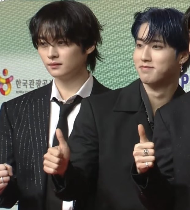 i just realized THEY'RE SO FUCKING BACK