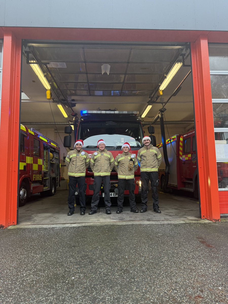 🎄🚒 From your Christmas Day crew, here at Bodmin Community Fire Station, we would like to wish everyone a Merry Christmas.🎅 

Stay safe,
Green Watch 💚