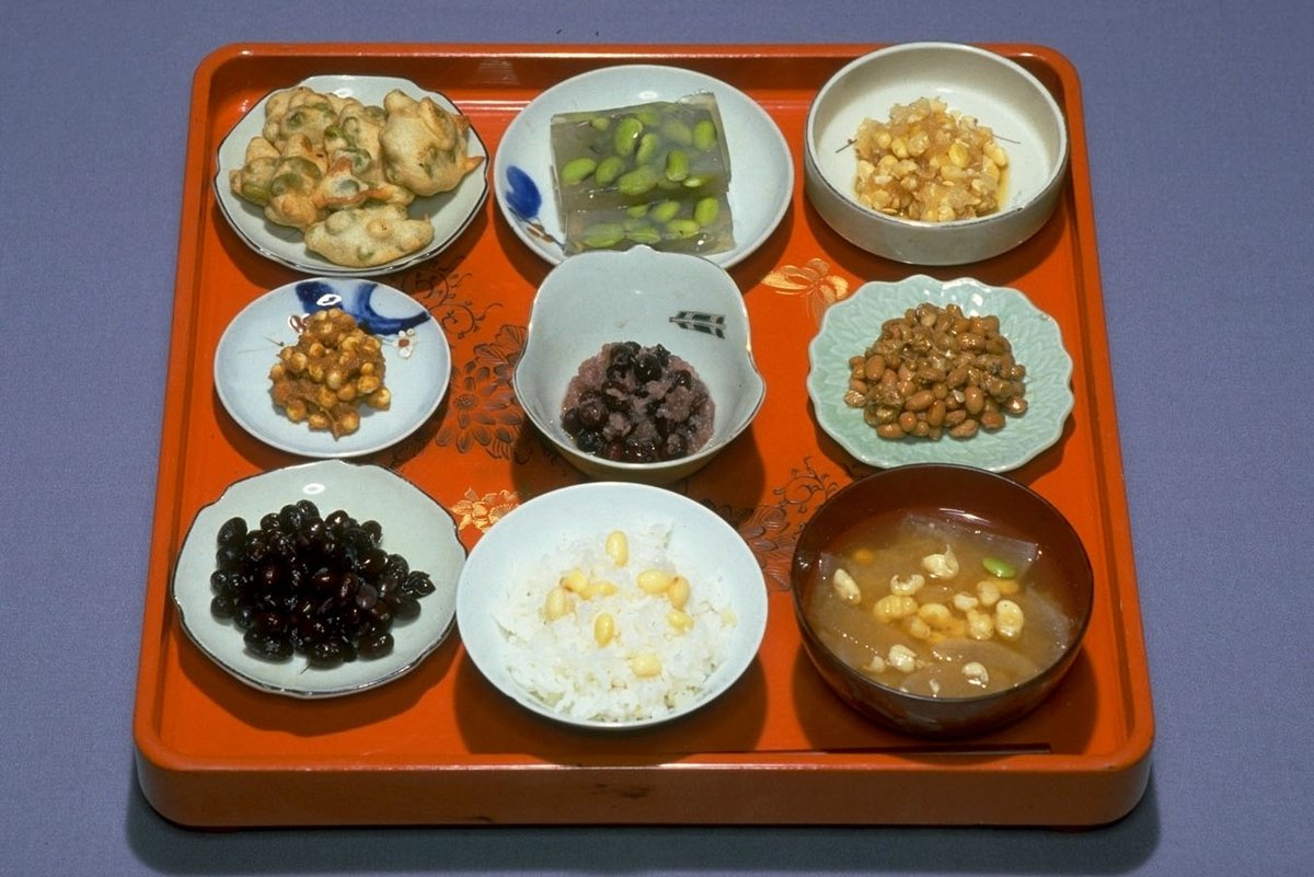 imgnbkpro's tweet photo. 大黒さまの年越し
青豆のてんぷら、青豆の寒天、煮なます、大豆の炒り豆味噌からめ、さくらなます、納豆、黒豆、豆ごはん、打ち豆と大根の味噌汁
『聞き書　岩手の食事』奥羽山系の食より
#農文協
https://t.co/wZvF7KMflc https://t.co/298YjDQwLF