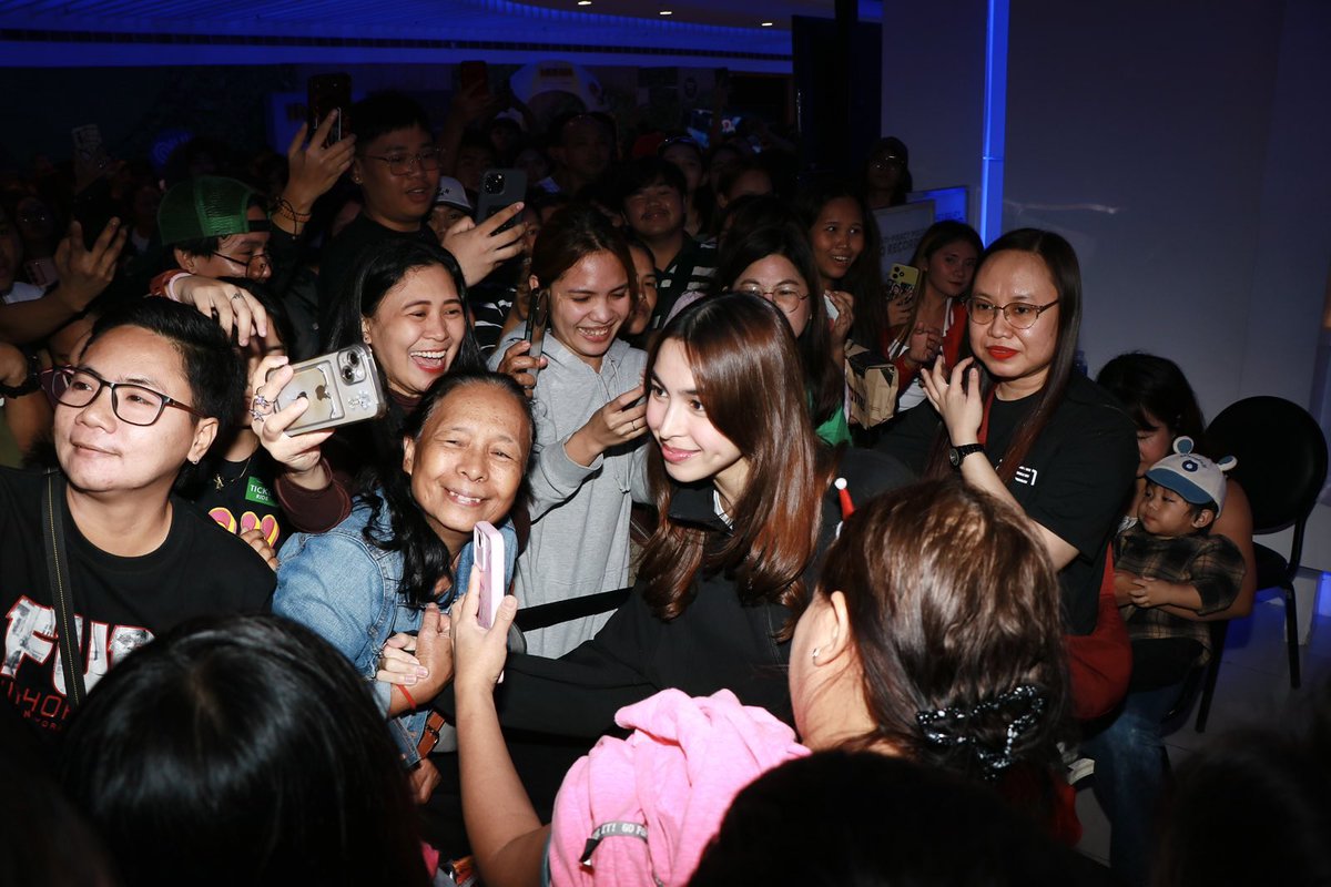 VIVA_Films's tweet photo. UMUULAN ng PAGMAMAHAL ngayon sa SM North Edsa sa pagbisita ni Lyn-Lyn, #JuliaBarretto! 🌸🫶🏼

Unahin ang #HoldMeClose ngayong Pasko! 

#HoldMeClose is an official entry to the 50th Metro Manila Film Festival 2024. 

NOW SHOWING Only In Cinemas.

#MMFF50 #MMFF2024 https://t.co/FjgI49lh3O