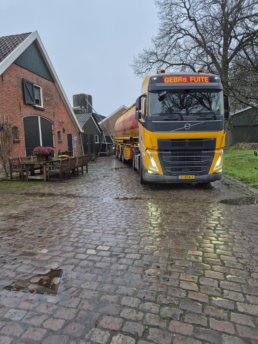 melkgeiten's tweet photo. Inmiddels zijn de #geiten gemolken en ondertussen is het #kerstbuffet ook vers geleverd...
De zorg voor mens en dier is 24/7, ook met kerst dus!!
Alle mensen die vandaag ook moeten werken, maak er een mooi dag van ππ #toppers
Fijne kerst voor iedereen!! https://t.co/zKAxj1gN3j