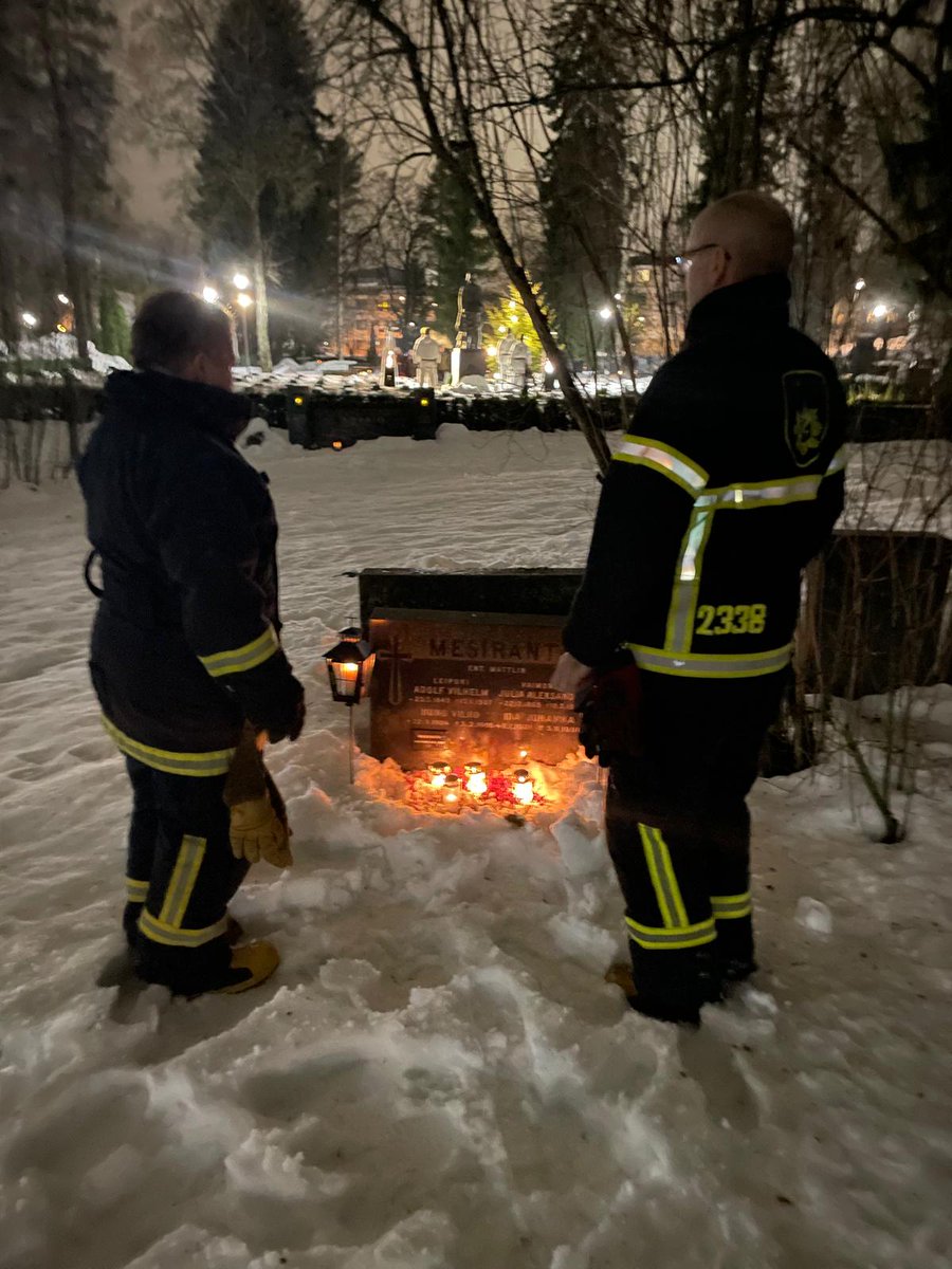 kanvpk's tweet photo. Palokunnan jouluperinteisiin kuuluu kynttilöiden lasku jouluattona sankarivainajien muistomerkille sekä palokunnan perustajan haudalle. Kosti ja Sari edustivat yhteisöämme arvokkaassa tehtävässä. https://t.co/hvC95rwAV8