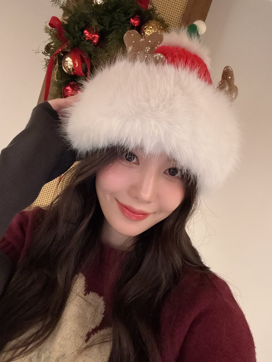 KWONEUNBI's tweet photo. [📸] 241225 낭만 크리스마스 이벤트

권산타와 함께 한 낭만 927배 크리스마스 이벤트 🎄
추운 날 금은방을 찾아준 루비 고마워요 ᐢ._.ᐢ₎♡\
메리 크리스마스 🎅🏻〰️

#권은비 #KWONEUNBI https://t.co/itjpWqIx2L