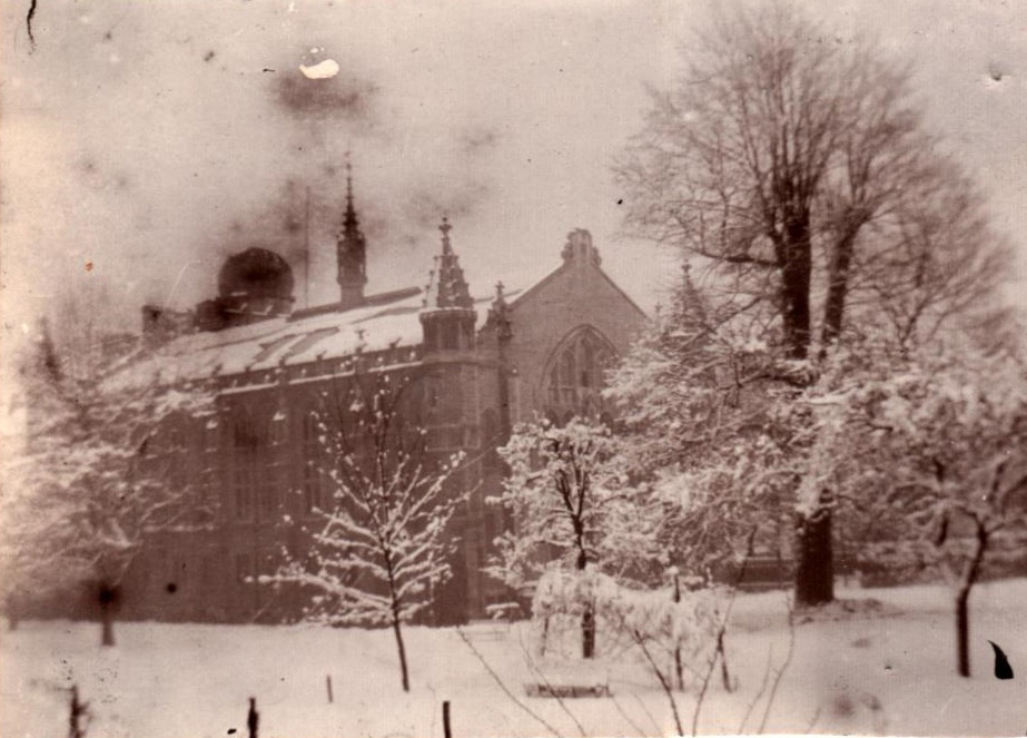 CLCArchive's tweet image. We would like to wish all of our CLC community a happy and healthy Christmas and New Year!✨ 

Pictured is a lovely, festive photo of College in the snow in 1917❄️  

#ChristmasCountdown #ChristmasDay #NewYear