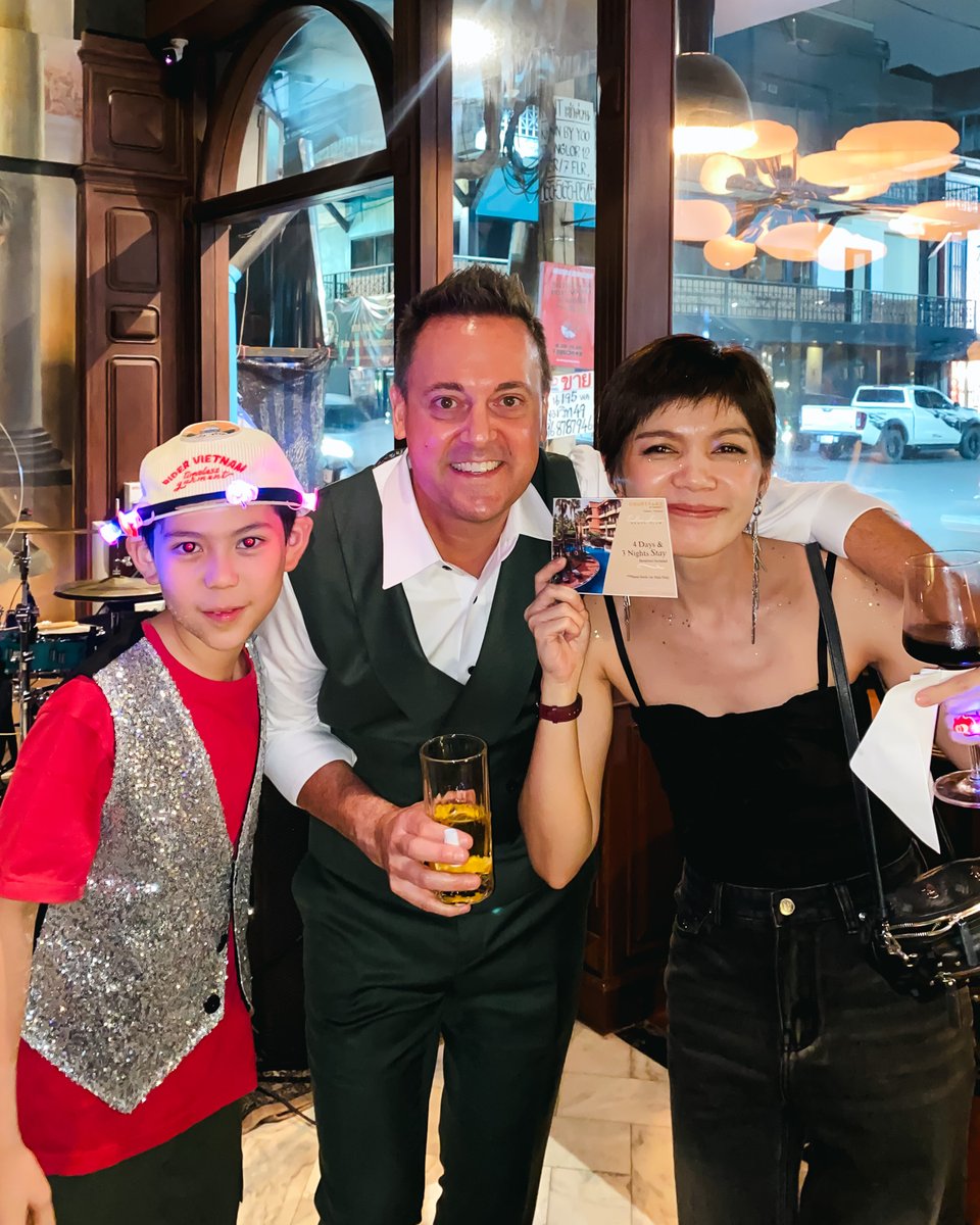 MakeMyGrey's tweet image. A night to celebrate our shared creativity, passion for design, and the incredible team that makes it all happen. Cheers to a stylish, creative, and prosperous 2025!
#greymatters #wearegrey #makemygrey #agentgrey #lifestyledesign #socialspaces #socialdesign  #CheersTo2025 #2025