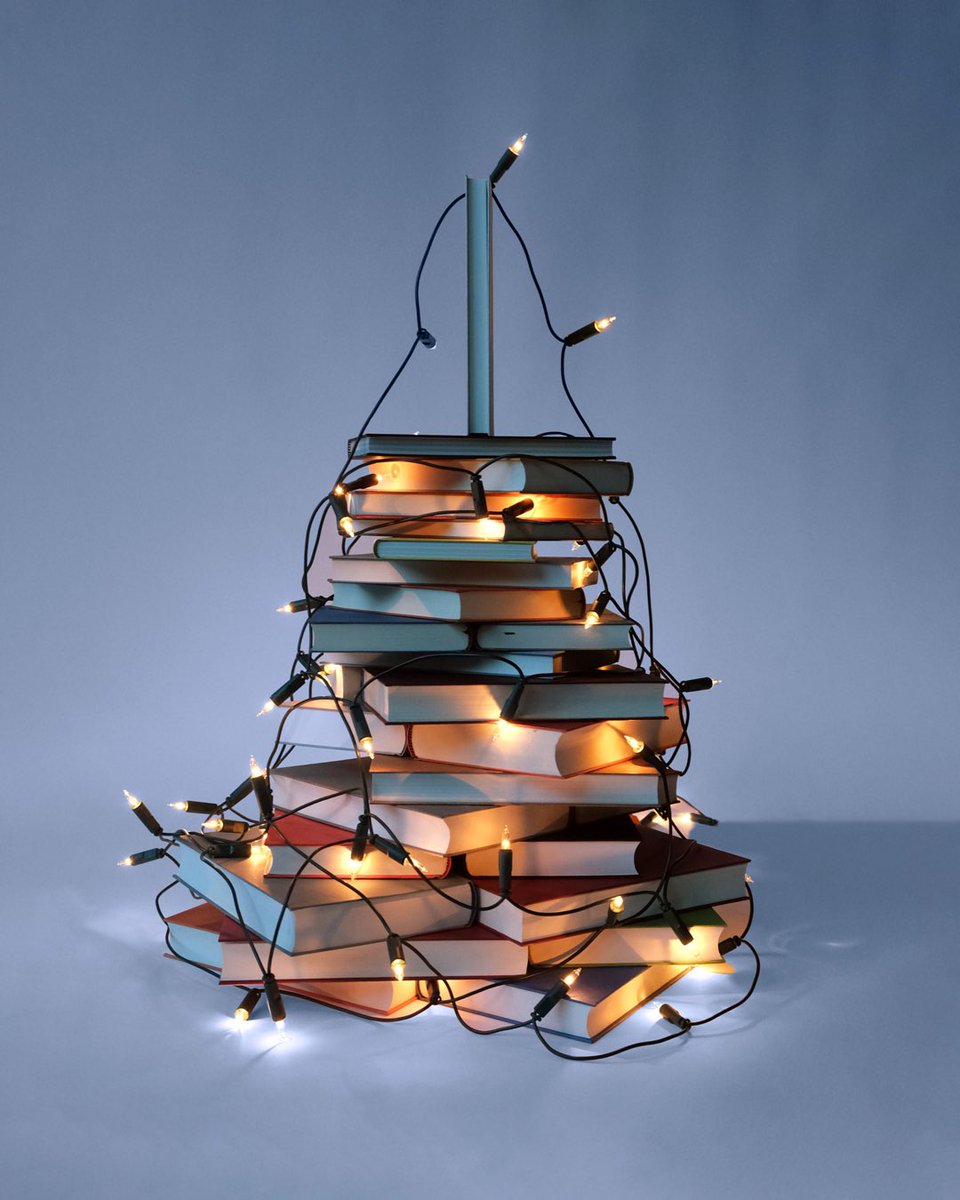 Das Team der Hanser Literaturverlage wünscht euch entspannte Weihnachtsfeiertage, die ihr im besten Fall mit mindestens einem guten Buch verbringen könnt.
Wir sind erst einmal mit Plätzchen essen beschäftigt und im neuen Jahr ab dem 07.01.2025 wieder zurück.