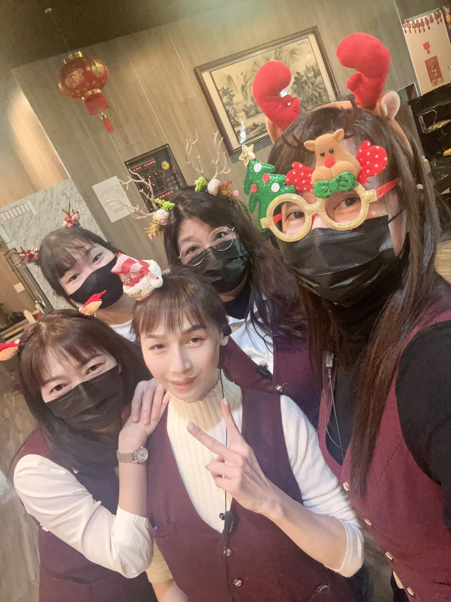 聖誕快樂唷 🎄
麋鹿女子天團來囉🦌🦌🦌
瑋茹.媗媗.強強.亮亮.加菲
（由左至右.淑玲今天休息…）

晚上來跟我們聖誕快樂嗎….