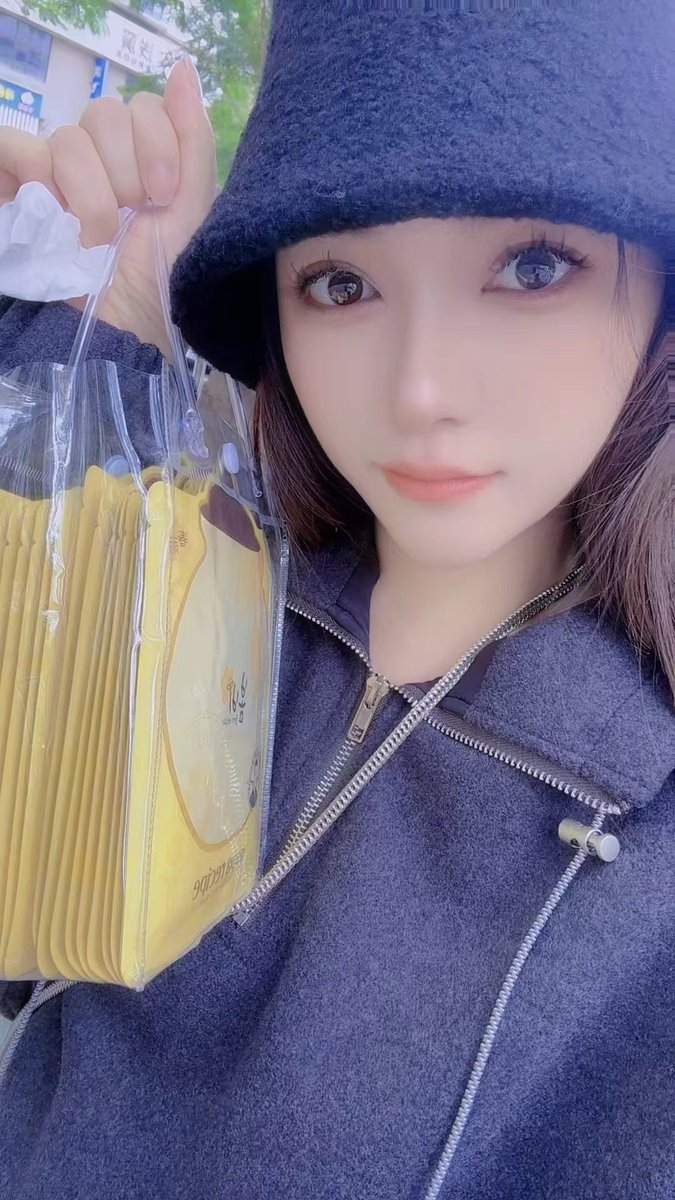 xmlaoshiji's tweet photo. 小布 位置厦门sm 乌石埔油画村附近，身材匀称，长相可人，服务进门先拉你到床上帮你脱衣服裤子，开始帮你口一遍然后拉你去洗澡，鸳鸯浴水中箫  洗完选情趣内衣，背面过水漫游，正面舔咪咪 胸推69 逼挺漂亮，然后开始干 各种姿势都配合很骚逼也紧，冬天暖气全开冲刺到腿软 又漂亮人又好，才6张闭眼冲！ https://t.co/qB6VRLxzpV