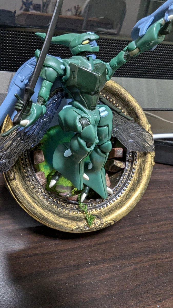 トカマクダンバイン、額縁をぶち破ってでてくるイメージでジオラマベース作ってみました。スタンドで立てたり、マグネットで冷蔵庫に貼り付けできるようしました。