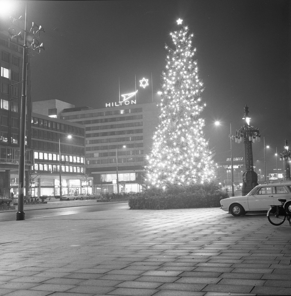 Rotterdamvntoen's tweet photo. De kerstboom voor het stadhuis op de Coolsingel, 16 december 1968. Op de achtergrond het Hiltonhotel. De fotograaf is Ary Groeneveld en de foto komt uit het @stadsarchief010 https://t.co/s10v6IFT4B