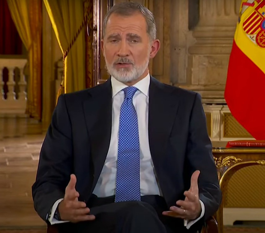 PoliticayModa's tweet photo. Curioso que cuando se refiere a España en el círculo que dibuja con la manos se incluya y cuando habla de nosotros como "comunidad” que reconstruirá los desperfectos de la Dana, sus manos lo excluyan… #bodylanguage https://t.co/fFdbzF0Zpp